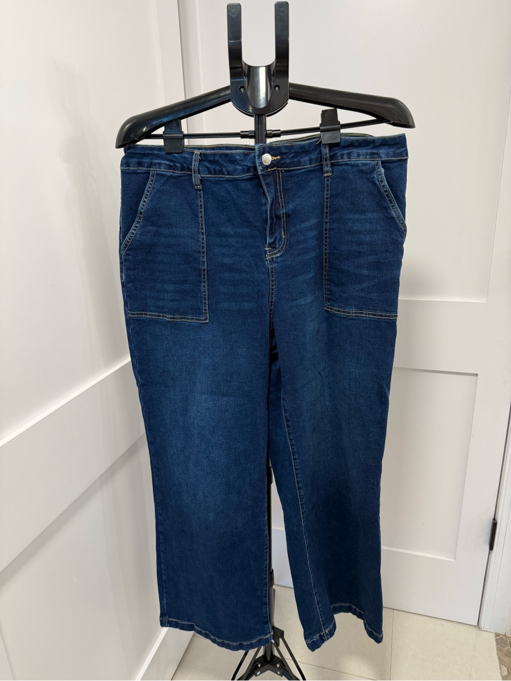 Women’s Dark Indigo Straight-Leg Jeans with Front Patch Pockets